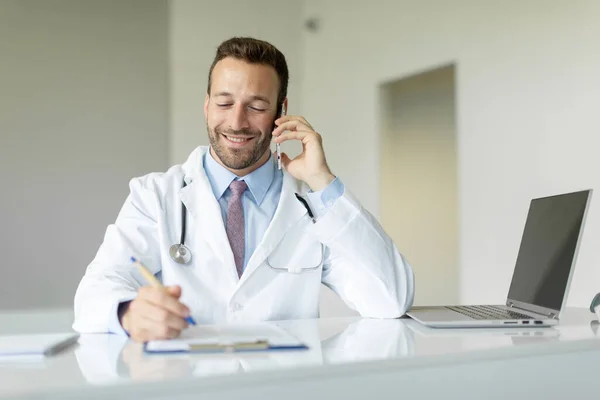 Médico Europeo Sonriente Hablando Por Teléfono Trabajo Respondiendo Llamadas Dando — Foto de Stock