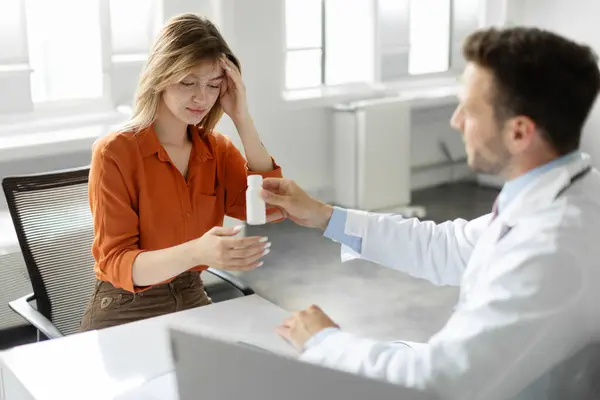 Trieste Jonge Vrouw Lijdt Aan Migraine Mannelijke Therapeut Geeft Pot — Stockfoto