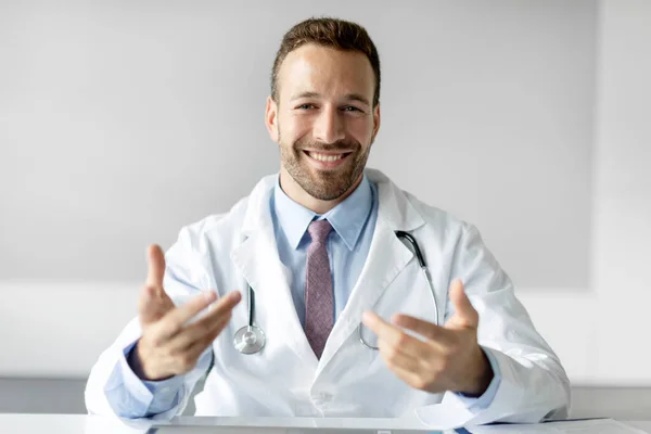 Fröhlicher Männlicher Arzt Berät Patienten Gestikuliert Und Gibt Behandlungsempfehlungen Während — Stockfoto