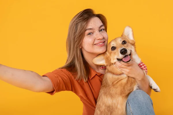 Koncepcja Przyjaźni Happy European Kobieta Biorąc Selfie Jej Cute Corgi — Zdjęcie stockowe