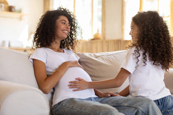 Második Babát Várok Terhes Anyákat Fogdosó Lány Hasa Bátyjára Vagy — Stock Fotó