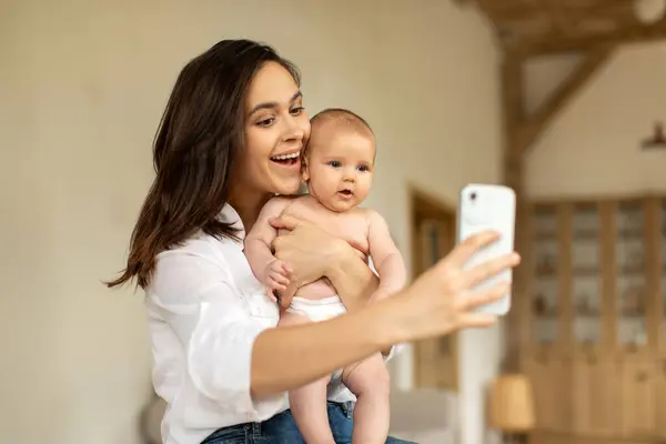 Szczęśliwa Matka Robi Selfie Swoją Słodką Córeczką Siedzącą Sypialni Domu — Zdjęcie stockowe
