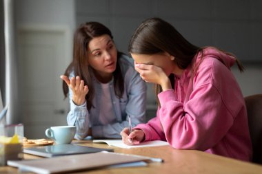 Öfkeli anne, evde kötü okul sonuçları için genç kızı azarlıyor, anne ise disiplinli çocuğun ders çalışması gerektiğini savunuyor. Ebeveynler ve çocuklar kavram çatışması yaşarlar