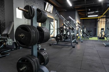 Spor salonu, ağırlıklar ve çeşitli egzersiz araçlarıyla donatılmış, etkin antrenmanlar ve güç eğitimi için ortam yaratılıyor