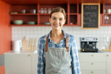 Kafe açmaya hazırlanan gülümseyen Avrupalı kadın, kahve dükkanı açmak için bekliyor, müşterilere hizmet etmek için isteyerek bekliyor.