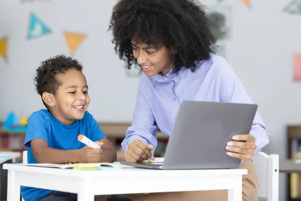 Vrolijke Zwarte Jongen Met Behulp Van Laptop Tijdens Les Met — Stockfoto