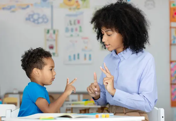 Маленький Чорний Хлопчик Вчиться Розраховувати Пальці Допомогою Вчителя Жінки Сидячи — стокове фото