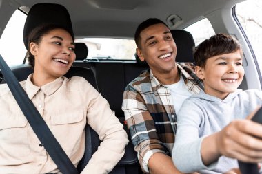 Mutlu bir baba oğluna araba kullanmayı öğretiyor, ailesi yeni araba sürüyor, otomobille seyahat ederken eğleniyor. Araç taşımacılığı