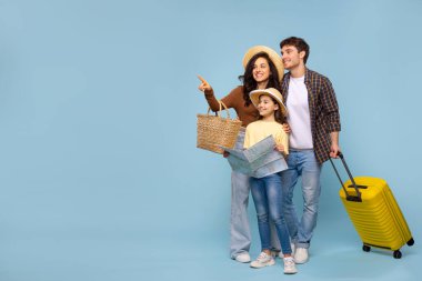 Aile seyahati. Kızı olan heyecanlı ebeveynler, bavul taşıyan bir adam ve elinde harita tutan bir kız, mavi arka plandaki fotokopi alanını gösteren bir anne.