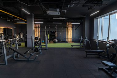 Spor malzemeleriyle karanlık spor salonu, sabahları boş oda.