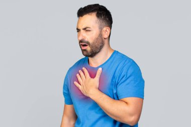 Solunum problemi. Göğüs ağrısı olan orta yaşlı hasta bir adam iltihaplı bölgeye dokunuyor, gri mavi stüdyo geçmişi var. Sakallı adam zatürree ya da astımdan muzdarip. Yüksek kalite fotoğraf