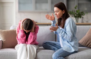 Depresyondaki genç kız ağlarken kulakları palmiyelerle kaplanırken kızgın anne evde inatçı zor kızına bağırıyor, sesini yükseltiyor.