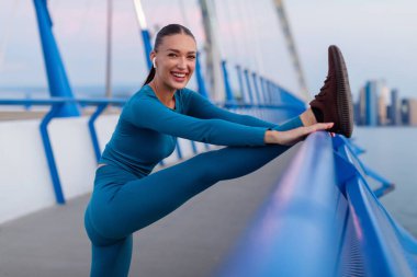 Eğitimden önce ısınan çekici, sağlıklı bir kadın, bacaklarını açan bir bayan, akşam dışarı çıkmaya hazır olun.