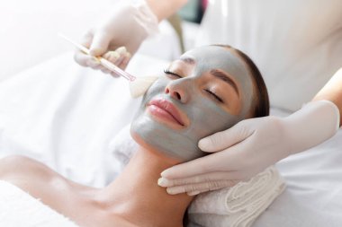 Sağlık merkezindeki profesyonel dermatologdan yüz estetiği alan güzel bir kadın. Yüz bakımı konsepti