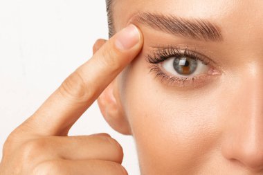 BlePharoplasti. Göz kapağı rengine dokunan ve göz kapağındaki kırışıklıkları gösteren sıra dışı bir kadın.