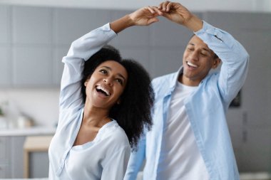 Siyah eşleri sevmek, dans etmek, evde eğlenmek, hafta sonunun tadını çıkarmak, mutlu genç bayanlara odaklanmak.