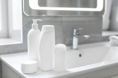 Banyodaki beyaz lavaboda farklı banyo kişisel bakım ürünleri, marka tasarımları için model.