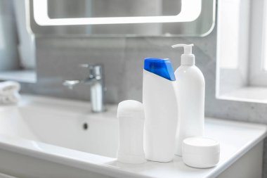 Kozmetik şişeleri, şampuan, losyon, deodorant ve banyo lavabosunun tasarımı için kavanoz.