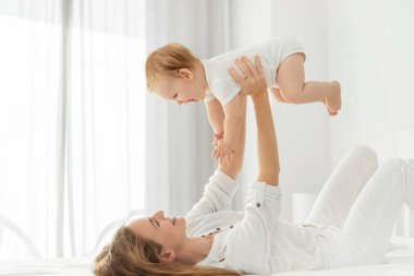 Mutlu bekar anne, küçük kızıyla birlikte evde vakit geçirip kaldırıyor. Aile ve çocuk bakımı kavramı