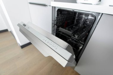 Mutfağın içinde bulaşık makinesi, bulaşık makinesi, tabak, bardak, bardak. Ev işleri, günlük yaşam.