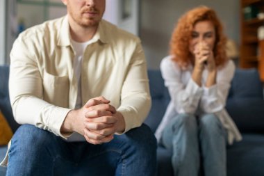 Ayrılık ve boşanma. Kavga eden çiftlerin ilişkilerinde problemler var. Yumruk tutan adam, erkek ellerine odaklanıyor.