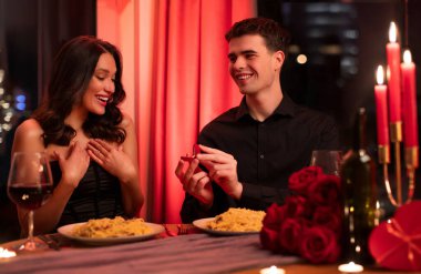 Yakışıklı bir adam romantik bir restoranda buluşurken sürpriz kız arkadaşına yüzükle evlenme teklif ediyor. Benimle evlenir misin?