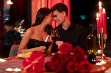 Romantik çift muhabbeti, restoranda yemek yemek, Sevgililer Günü kutlamalarında hassas anın tadını çıkarmak.