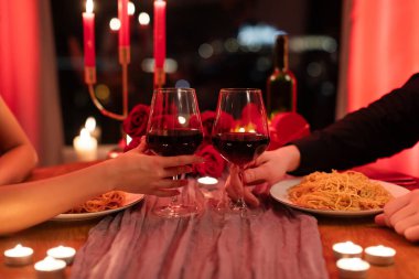 Tanımlanamayan eşlerin romantik randevuları, şaraplı bardakları ve şık restoranlarda makarna yemeleri.