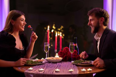 Bir çift aşık restoranda romantik bir akşam yemeği yiyor, konuşuyor, çıkıyor ve sevgililer gününü kutluyor.