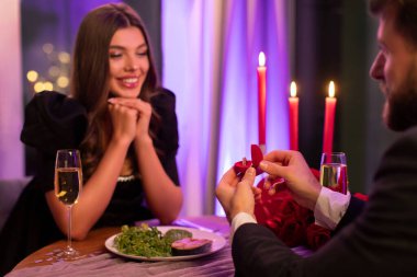 Romantik bir akşam, adam sevgilisine nişan yüzüğüyle sürpriz yapıyor.