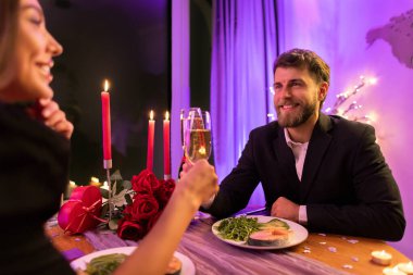 Romantik buluşmada mutlu aşıklar şampanya içerler, sakin bir ortamda sevgililer gününü kutlarlar.