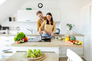 Sevgili eşler evde vakit geçirir, karı koca kucaklaşır, kadın mutfakta yemek hazırlar, mekanı kopyalarlar.