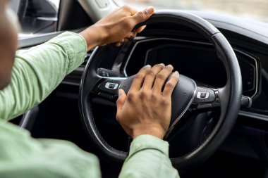 Araba sürerken siyah adamın kornaya basmasını, erkek sürücünün kornaya basmasını. Ulaşım ve trafik kavramı