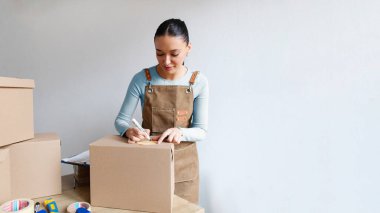 İnternet siparişleri, fatura ve nakliye bilgilerini dağıtan bir kadın. Paket teslimatlı e-ticaret etiketi, küçük işletme konsepti