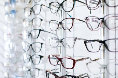 Optik mağazasında sıralı çeşitli gözlüklü bölüm, yakın çekim