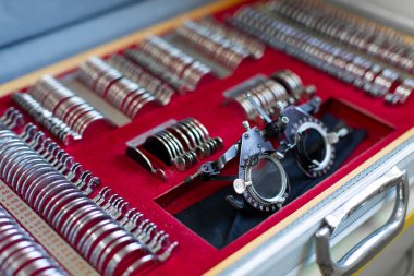 Gözlüklü ve lensli diyopterleri ölçmek için profesyonel göz bilimi seti, yakın çekim.