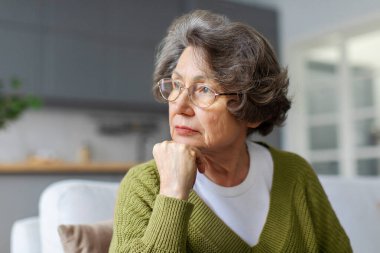 Evdeki kanepede dinlenip pencereden dışarı bakan düşünceli yaşlı kadın nostaljik bir ruh hali içinde, derin düşüncelere dalmış, yalnızlık hissediyordu. Emeklilik kavramı