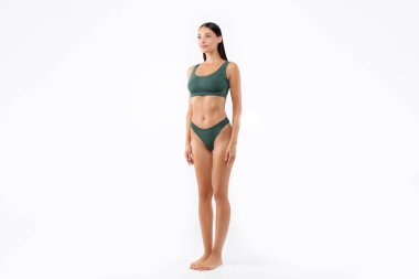 Yarı yarıya zayıflamış, iç çamaşırlı güzel vücutlu, beyaz stüdyo arka planında izole edilmiş, tam boy, serbest alan.