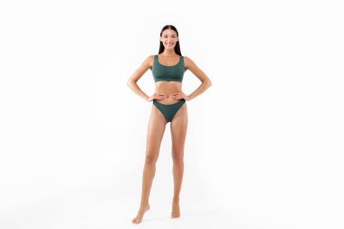 Beyaz stüdyo arka planında izole edilmiş yeşil iç çamaşırlı şehvetli kadın ideal vücut figürünü, tüm vücut uzunluğunu, kopyalama alanını gösteriyor.