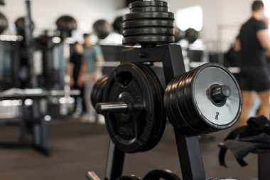 Spor salonundaki dikey duruşunda çeşitli ağırlık diskleri, yakın çekim.