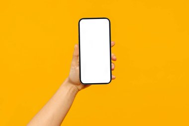 Mobil uygulama ya da web sitesi tasarımı için beyaz ekranlı, sarı arkaplanda izole edilmiş, yakın plan akıllı telefonlu kadın