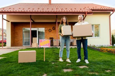 Mutlu çift evlerini yenilemek için kutularla dolduruyor, evin önünde duruyor, yatırım yapıyor ya da yer değiştiriyor. Yeni evde ipotek kredisi