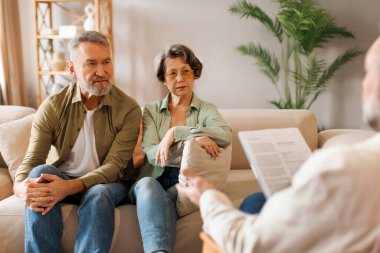 Yaşlı çiftle ev ziyareti sırasında tıbbi danışman ya da psikolog. Emekli çiftlerle iş adamı planlama gelecekteki yatırım fırsatları