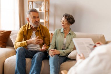 Mutsuz emekli çift psikoloğa danışıyorlar, tavsiyelerini dinliyorlar, sorunlarında yardım arıyorlar.