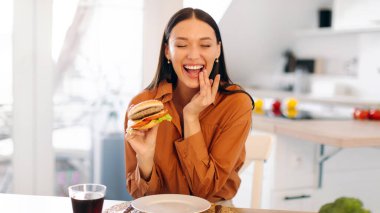 Oburluk. Tatmin olmuş bir bayan hamburger yemeyi sever. Evdeki mutfakta oturup fotokopi çekmeyi sever. Sağlıksız beslenme ve aldatma yemek konsepti