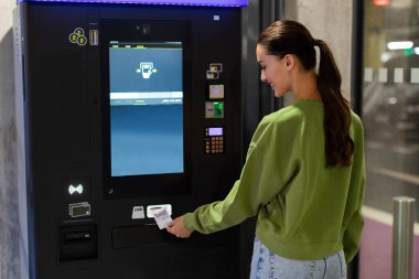 Park alanının yakınındaki otopark otoparkında park cezası alan kadın sürücü.