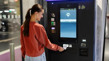 Park alanının yakınındaki otopark otoparkında park cezası alan kadın sürücü.