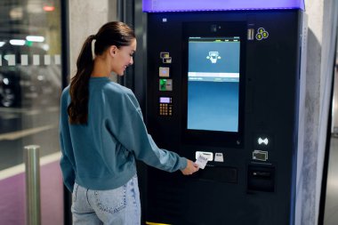 Park alanının yakınındaki otopark otoparkında park cezası alan kadın sürücü.