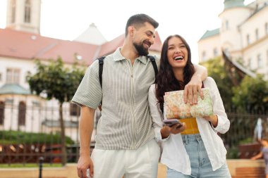 Mutlu Avrupalı bir çift turist kasabada yürüyor, konuşuyor ve tatilin tadını çıkarıyordu.