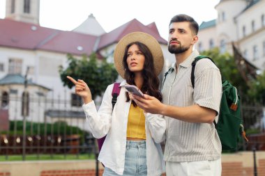 Endişeli çift şehir merkezinde online akıllı telefon haritaları kullanıyor, halkla ilişkiler arama konumunu, GPS navigasyon uygulamasını kaybediyorlar.